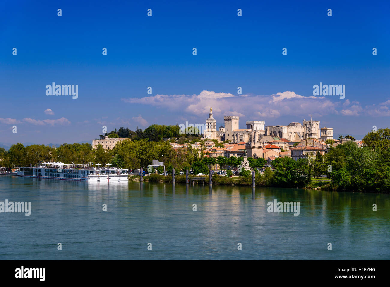 Francia, Provenza, Vaucluse, Avignone, Rhône shore, città vecchia, Rocher des Doms, Palazzo Papale, vista dal Pont de l'Europe Foto Stock