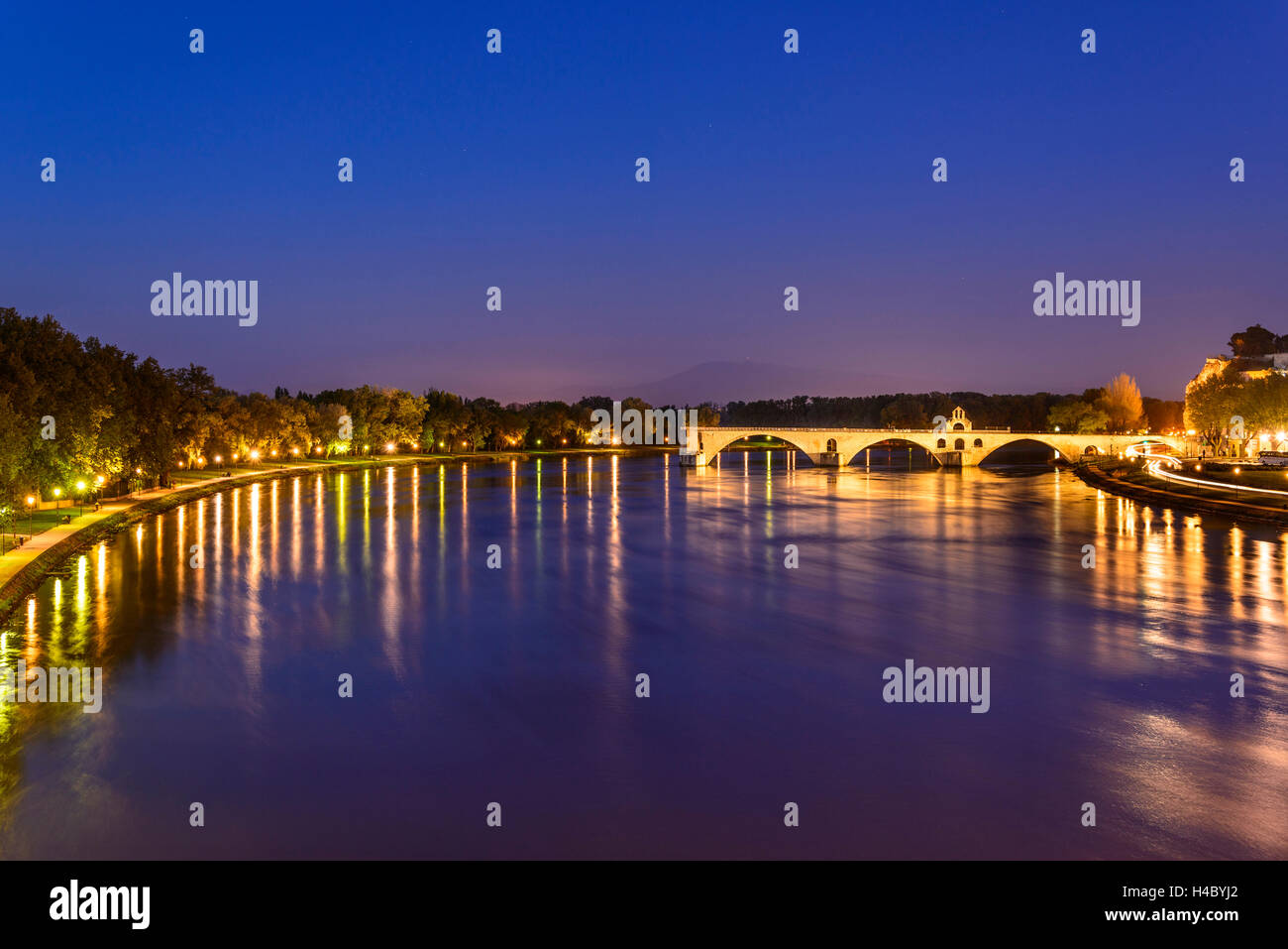 Francia, Provenza, Vaucluse, Avignone, Rhône shore, Pont Saint-Bénézet, Rocher des Doms contro il Mont Ventoux Foto Stock