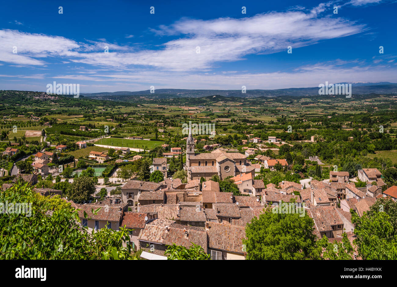 Francia, Provenza, Vaucluse, Bonnieux, vista del villaggio, valle del Calavon e Monts de Vaucluse Foto Stock