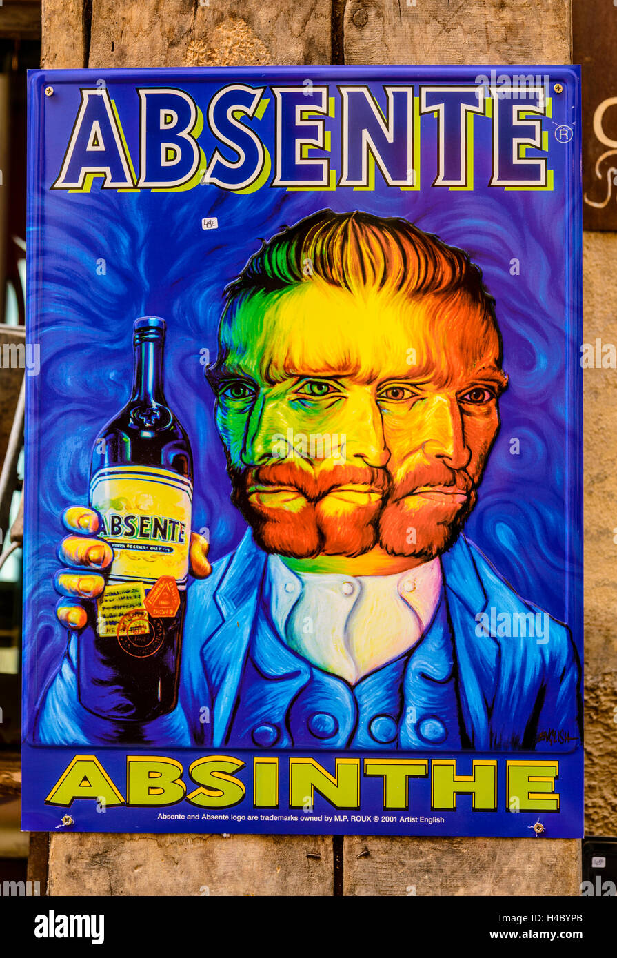 Francia, Provenza, Vaucluse, Lourmarin, città vecchia, un negozio di souvenir, absinthes pannello pubblicitario, van Gogh motif Foto Stock