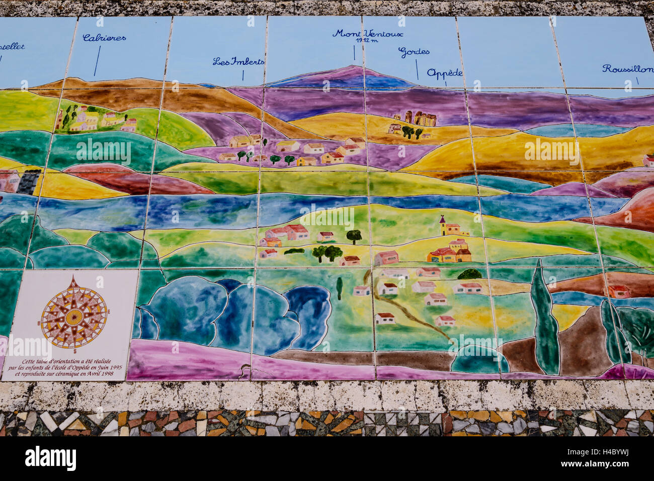 Francia, Provenza, Vaucluse, OppÞde-le-Vieux, piastrelle colorate mappa Foto Stock