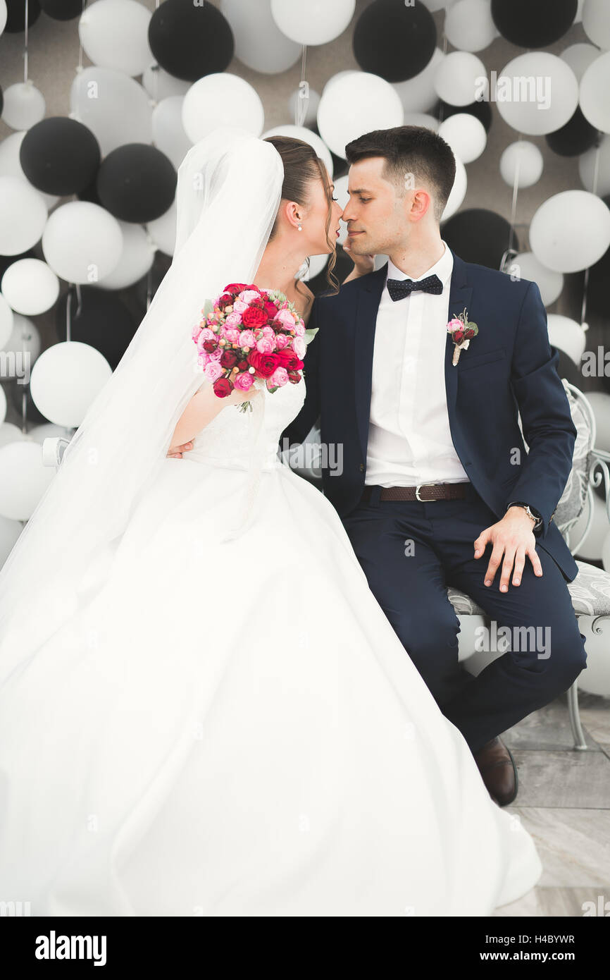 Bel matrimonio felice coppia, sposa con lungo abito bianco in posa nella bella città Foto Stock