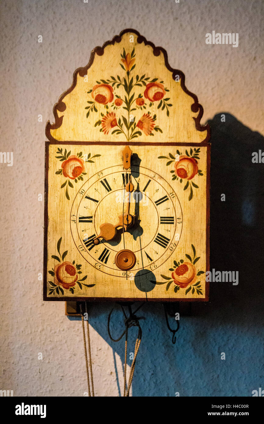 Il cuculo del 14, 50 metri grande orologio a cucù picchi di '' fuori l' orologio a cucù museo degli orologi Gernrode, Germania, 27 dicembre 2017.  Il cuculo, che è anche chiamato 'Harzmichel