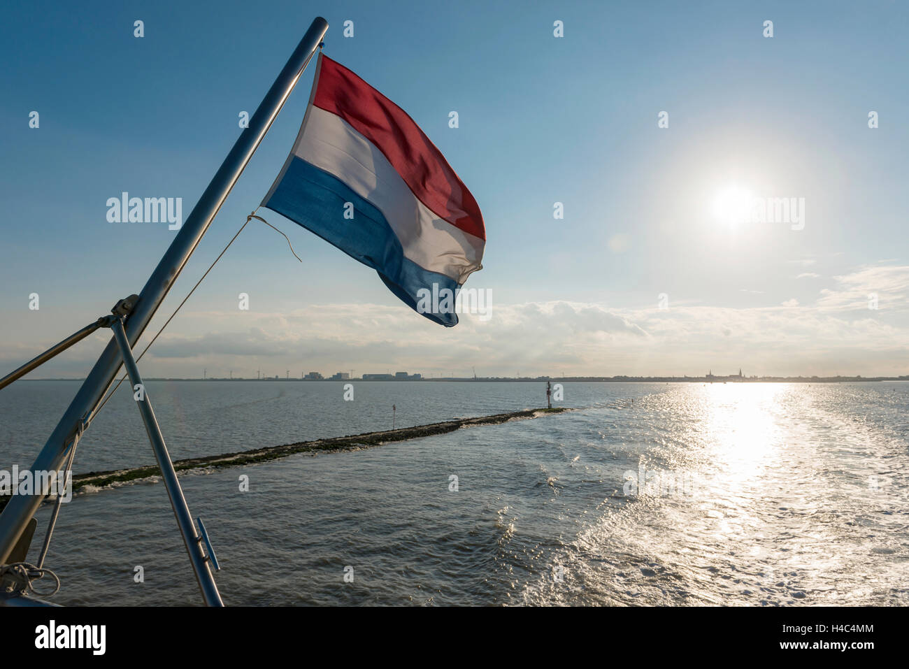 Il Wadden Sea con bandiera olandese come visto dal traghetto Foto Stock