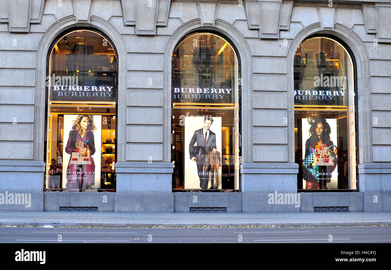 Barcellona, Spagna - 9 dicembre: Burberry flagship store nel Paseo de Gracia, Barcellona il 9 dicembre 2014. Burberry è un luxuriou Foto Stock