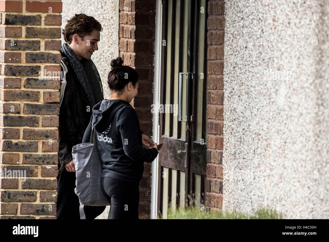 Strictly Come Dancing giovane Claudia Fragapane e il partner AJ Pritchard arrivare a uno studio di danza a Bristol. Foto Stock