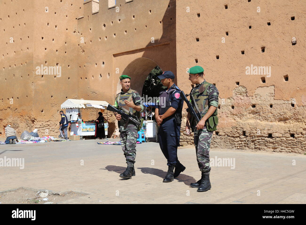 Tre marocchini security personals pattugliamento come il paese si trova ad affrontare il terrorismo trattare. Foto Stock