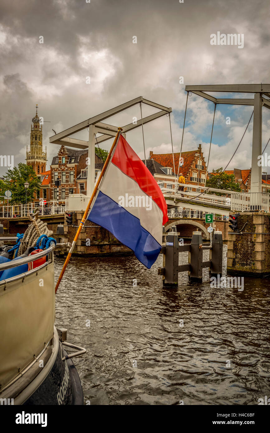 I Paesi Bassi, Haarlem, canal, bandiera Foto Stock