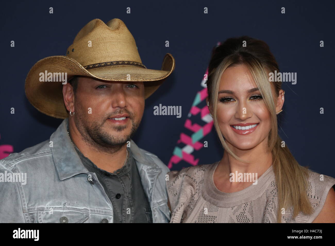 Jason Aldean e sua moglie Brittany a piedi il tappeto rosso al CMT Music Awards a Bridgestone Arena su giugno 8th, 2016 a Nashville, TN. Foto Stock