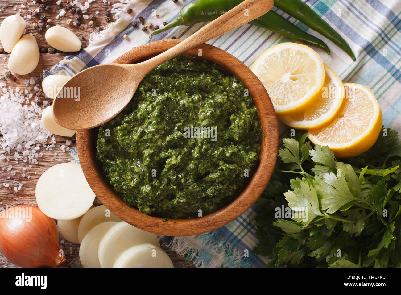 Salsa Chimichurri con ingredienti di close-up sul tavolo. vista orizzontale dal di sopra Foto Stock