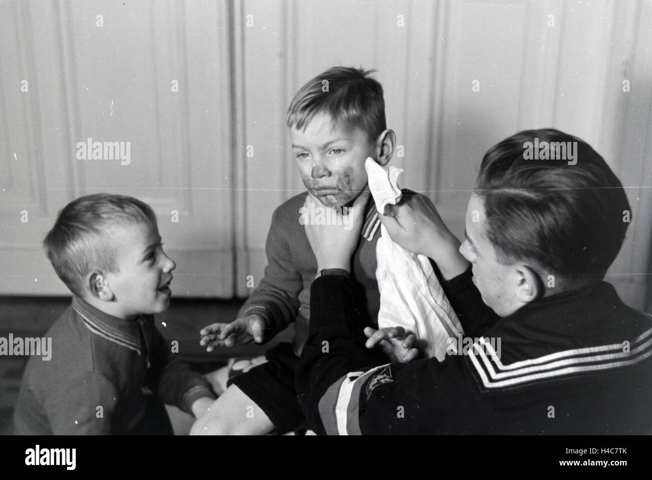 Mitglieder einer kinderreichen Familie helfen sich gegenseitig, Deutsches Reich 1930er Jahre. I membri di una famiglia estesa si aiutano a vicenda, Germania 1930 Foto Stock