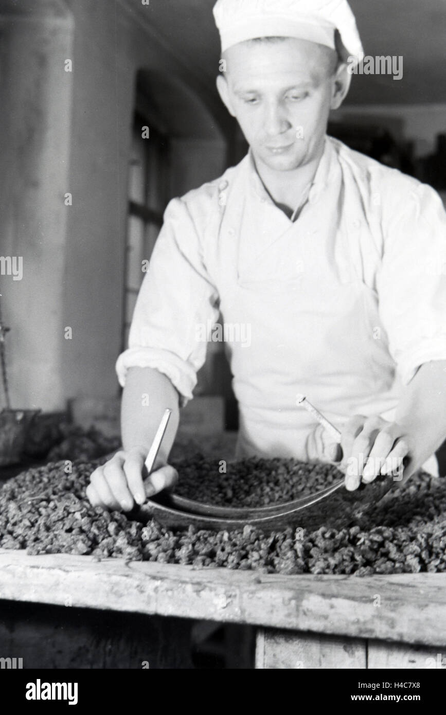 Mitarbeiter der Konditorei Gebr. Müller Liegnitz bei der Arbeit, Deutsches Reich 1930er Jahre. Dipendente della confetteria Bros. Müller Liegnitz al lavoro, Germania 1930 Foto Stock