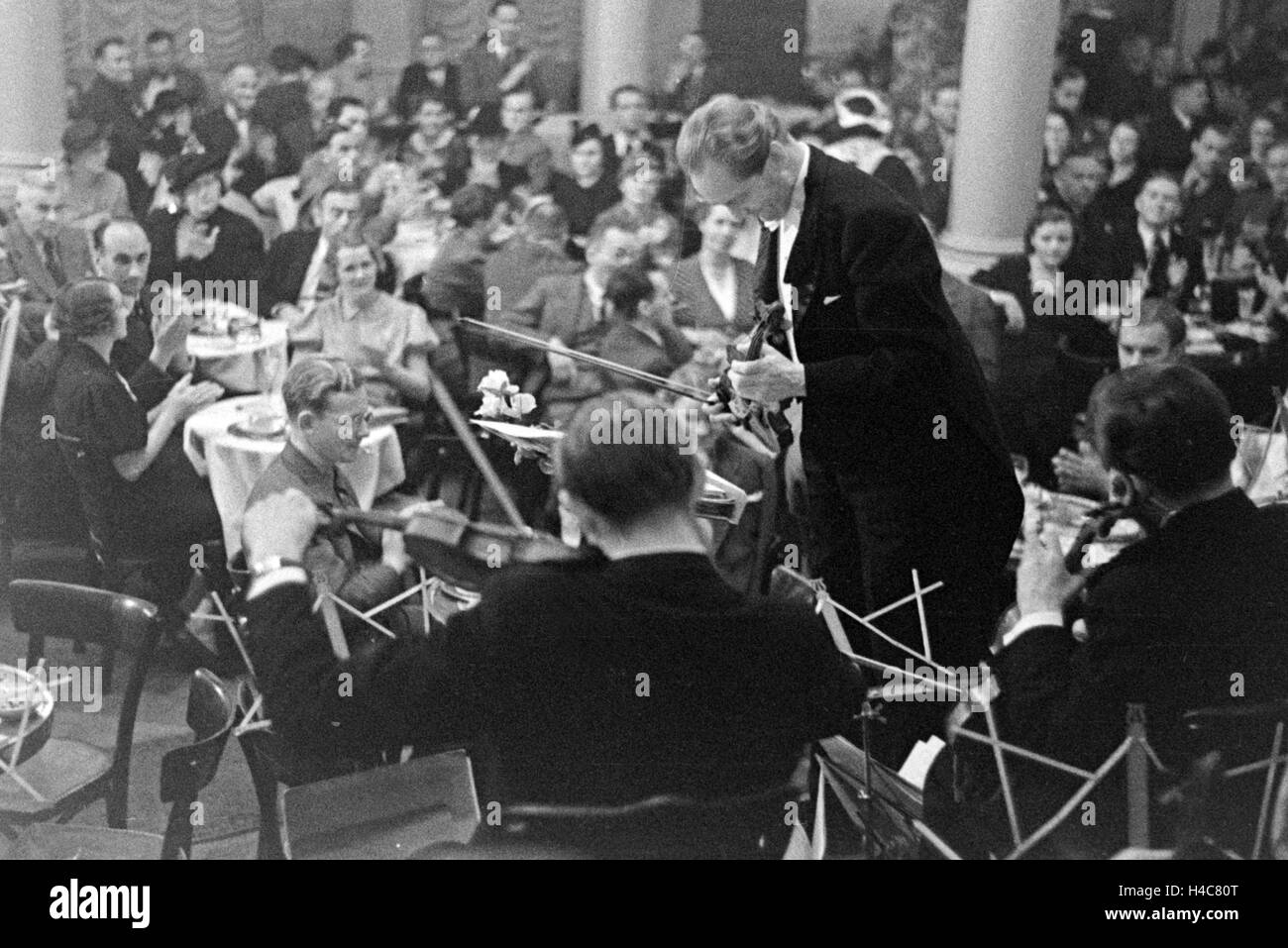 Der violinista und Orchesterleiter Barnaba von Geczy bei einem Konzert, Deutschland 1930er Jahre. Violinista e leader di orchestra Barnaba von Geczy eseguendo, Germania 1930 Foto Stock