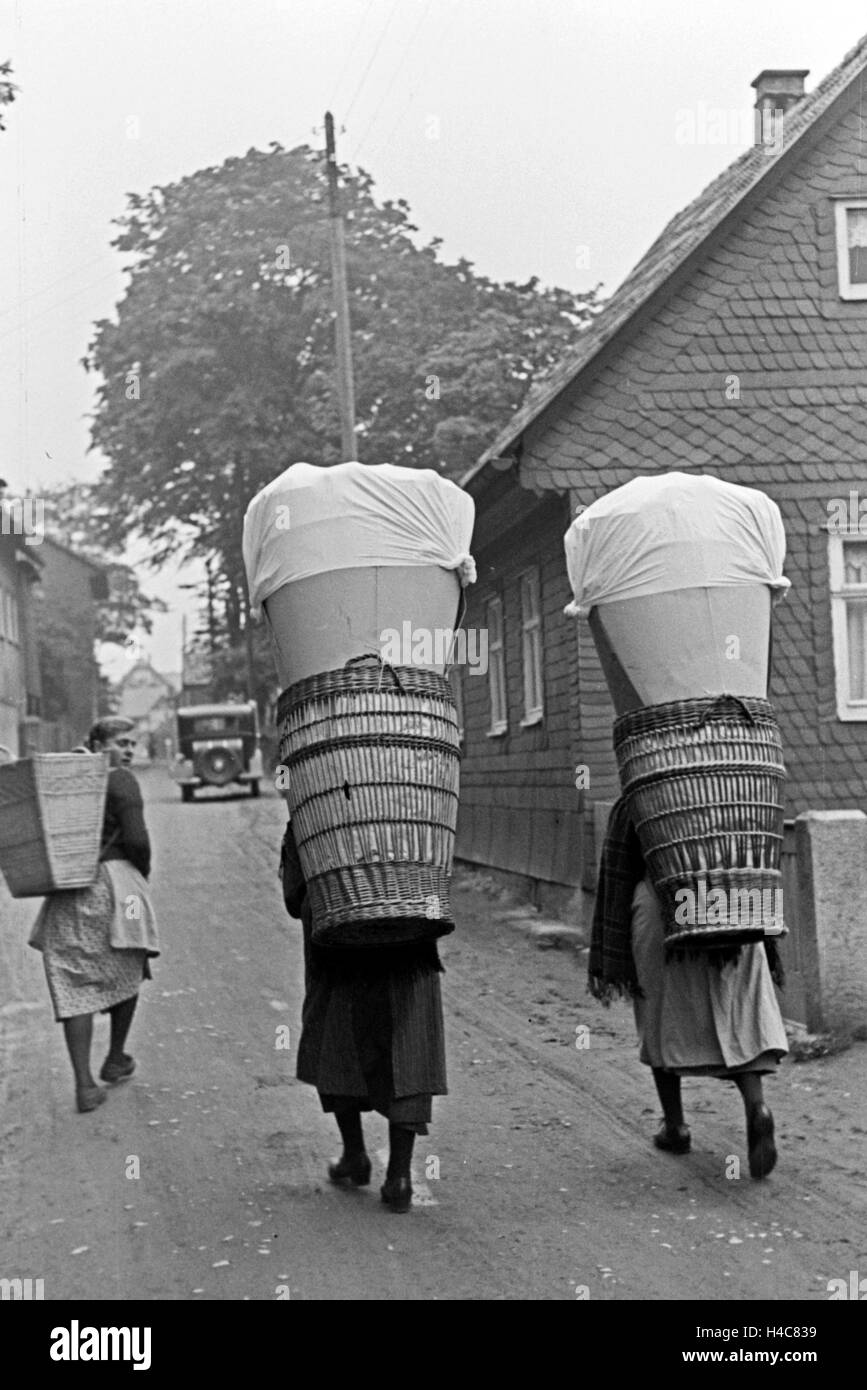 Drei Frauen mit Tragekörben, Deutschland 1930er Jahre. Tre donne con ceste in loro retro, Germania 1930 Foto Stock