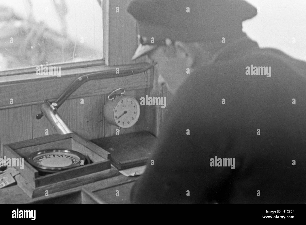 Ein Hochseefischer beobachtet den Kompass, Deutschland 1930er Jahre. Deep sea fisherman controllando la bussola, Germania 1930 Foto Stock