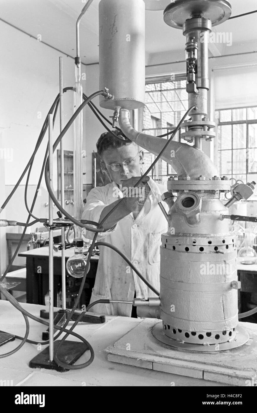 Eine Führung durch ein Fettsäurewerk in Witten, Deutsches Reich 1930er Jahre. Un tour guidato attraverso una fabbrica di acido grasso in Witten, Germania 1930 Foto Stock