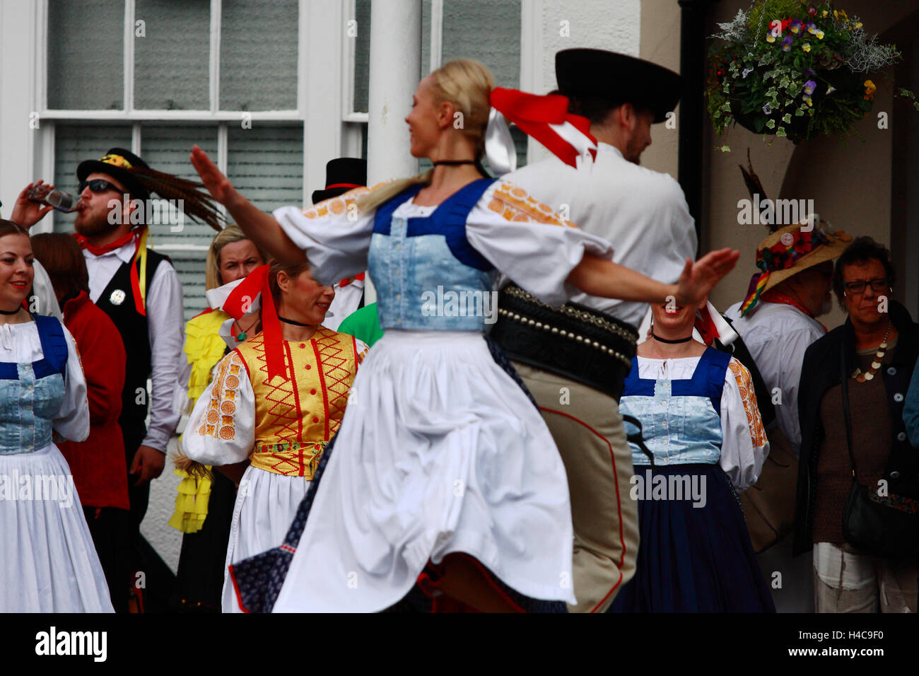 Ballerini Folk balli durante un annuale festival folk a Tenterden, Kent, Inghilterra Foto Stock