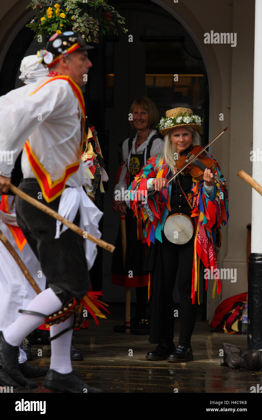 Ballerini folk ed un musicista in azione durante un annuale festival folk a Tenterden, Kent, Inghilterra Foto Stock