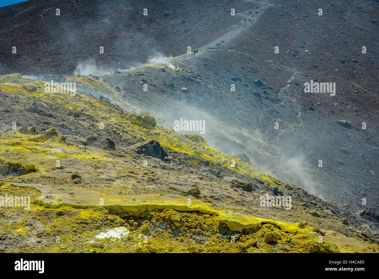 Italia Sicilia Isole Eolie isola di Vulcano isola di Vulcano ricchi di zolfo fumarole sul bordo del cratere del vulcano Foto Stock