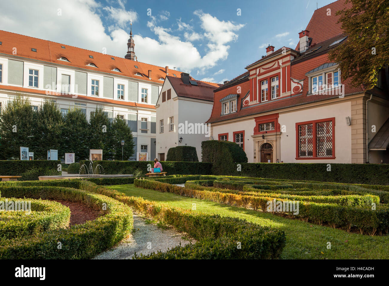 Pomeriggio autunnale al giardino barocco Ossolineum Wroclaw in Bassa Slesia, Polonia. Foto Stock