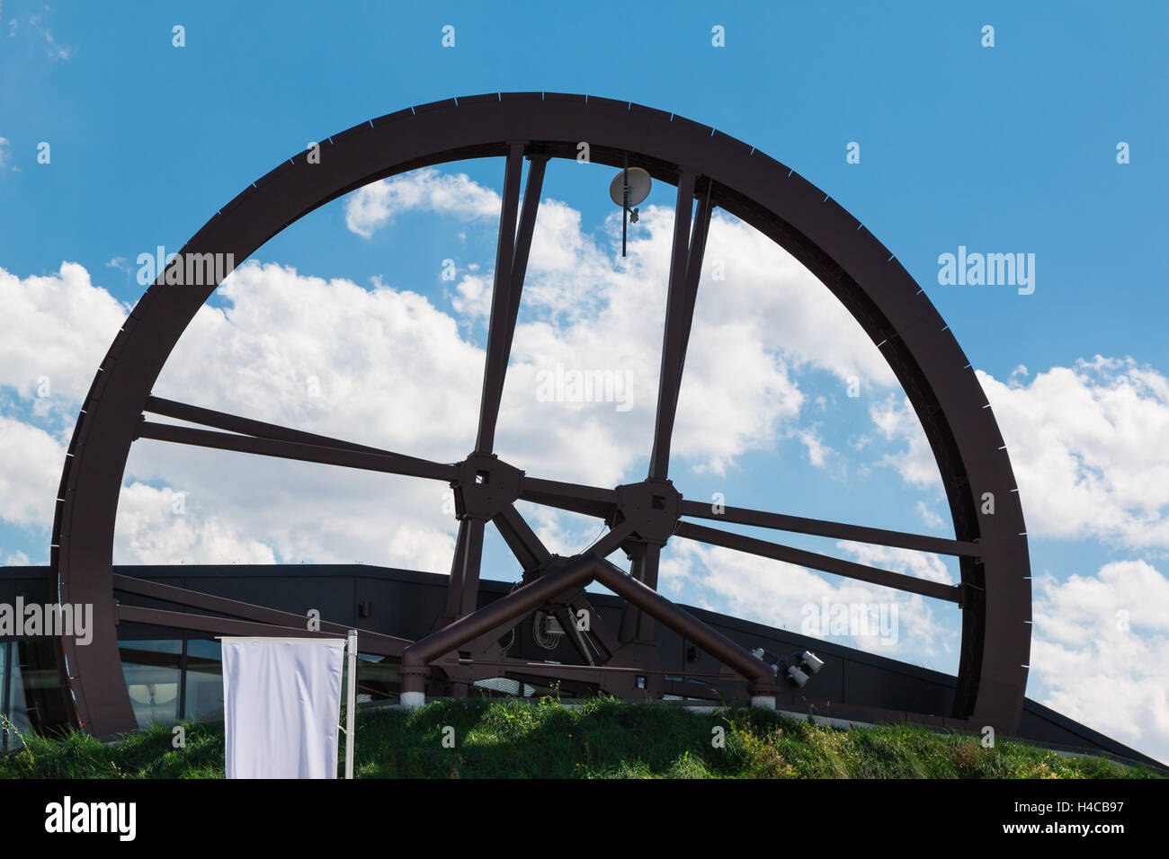 Struttura circolare ruota a forma di mulino: design architettonico moderno e cielo blu in background Foto Stock