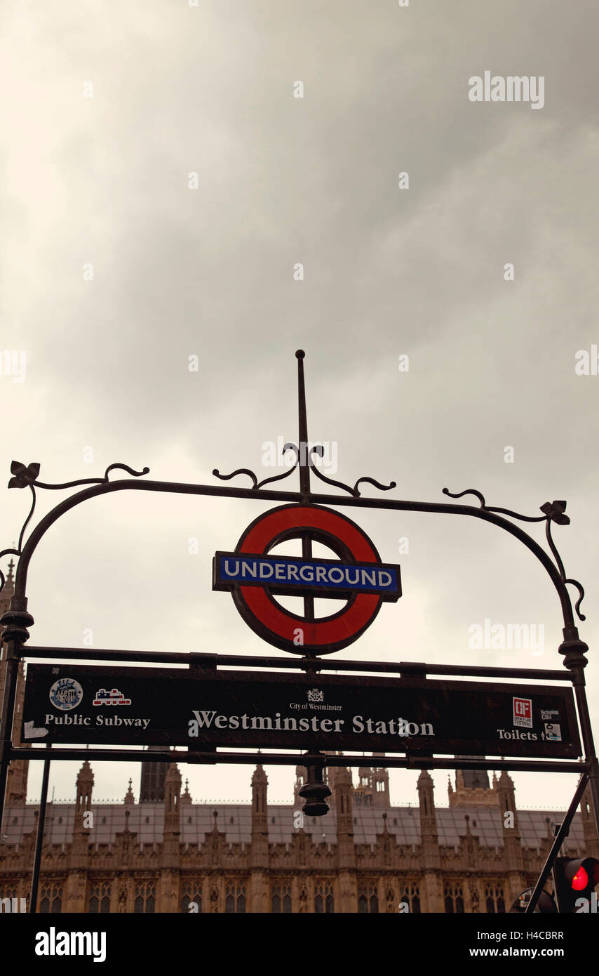 Gran Bretagna, Londra, stazione ferroviaria, segno, corsa, architettura Foto Stock
