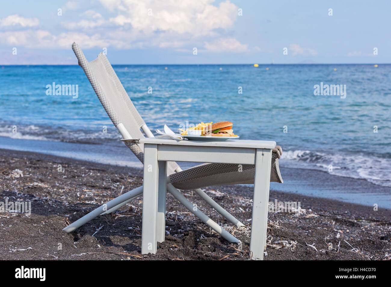 Patate fritte e sandwich sulla spiaggia Foto Stock