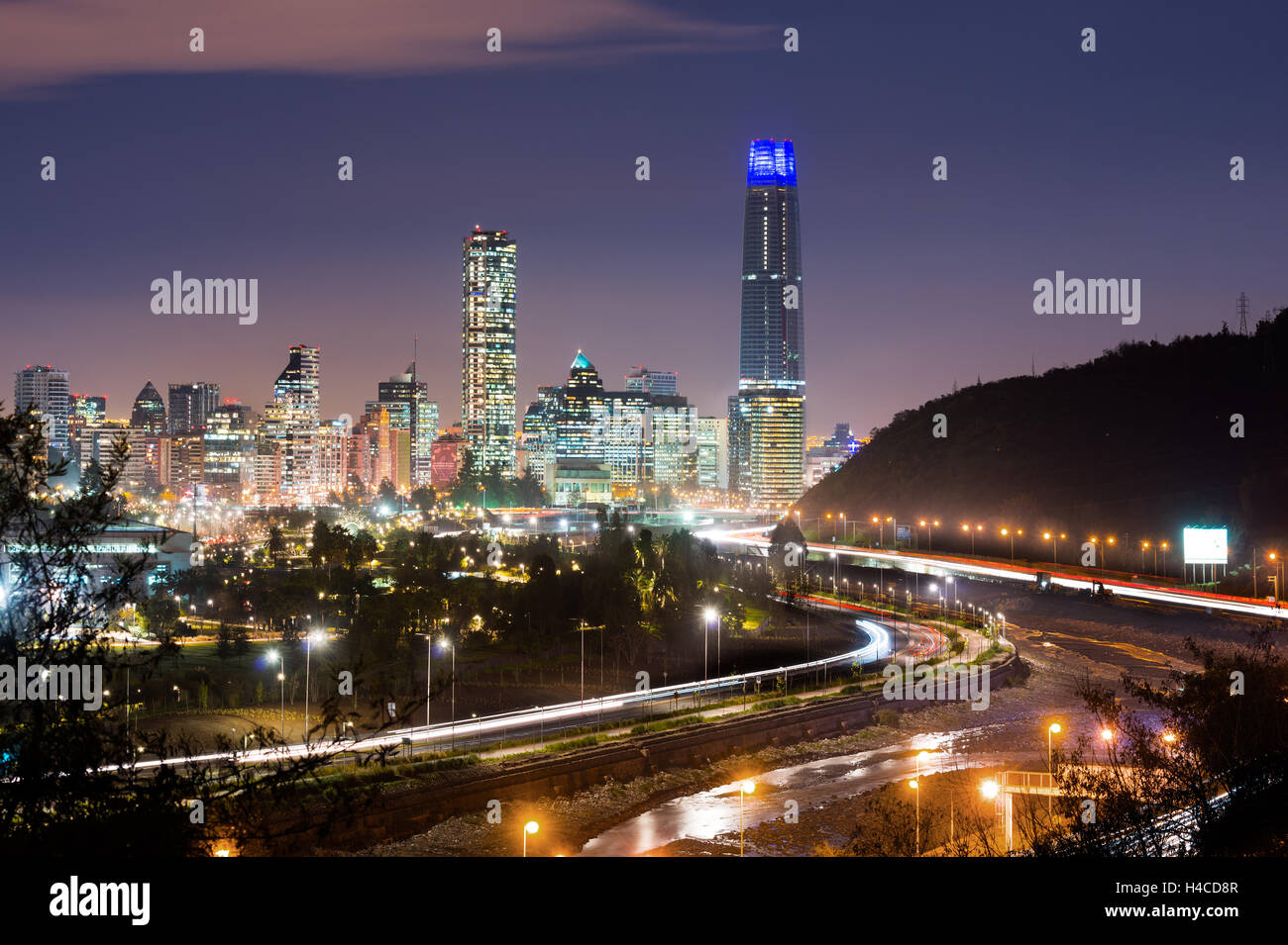 Skyline di Santiago de Cile con moderni edifici per uffici al quartiere finanziario di Las Condes. Foto Stock