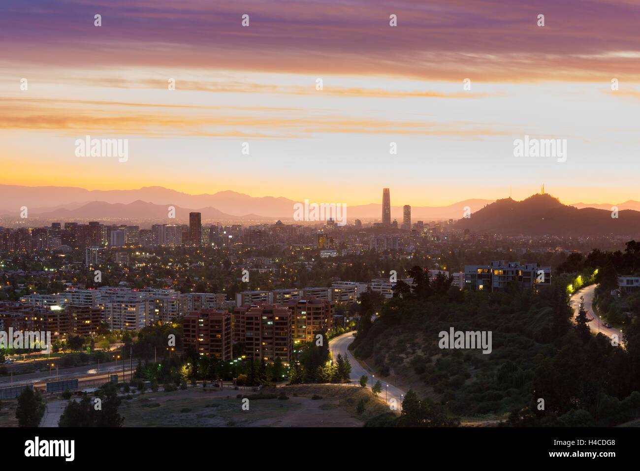 Vista panoramica della città di Santiago del Cile con Las Condes e Vitacura distretti e il quartiere benestante di Lo Curro Foto Stock