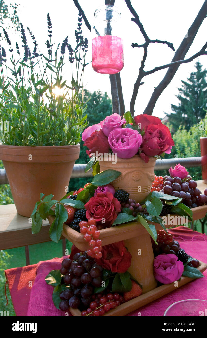 Etagere dal tono con le bacche e le rose Foto Stock