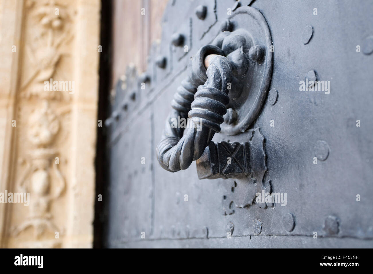 Dettaglio di una porta nella chiesa di Osuna, provincia di Siviglia, in Andalusia, Spagna Foto Stock