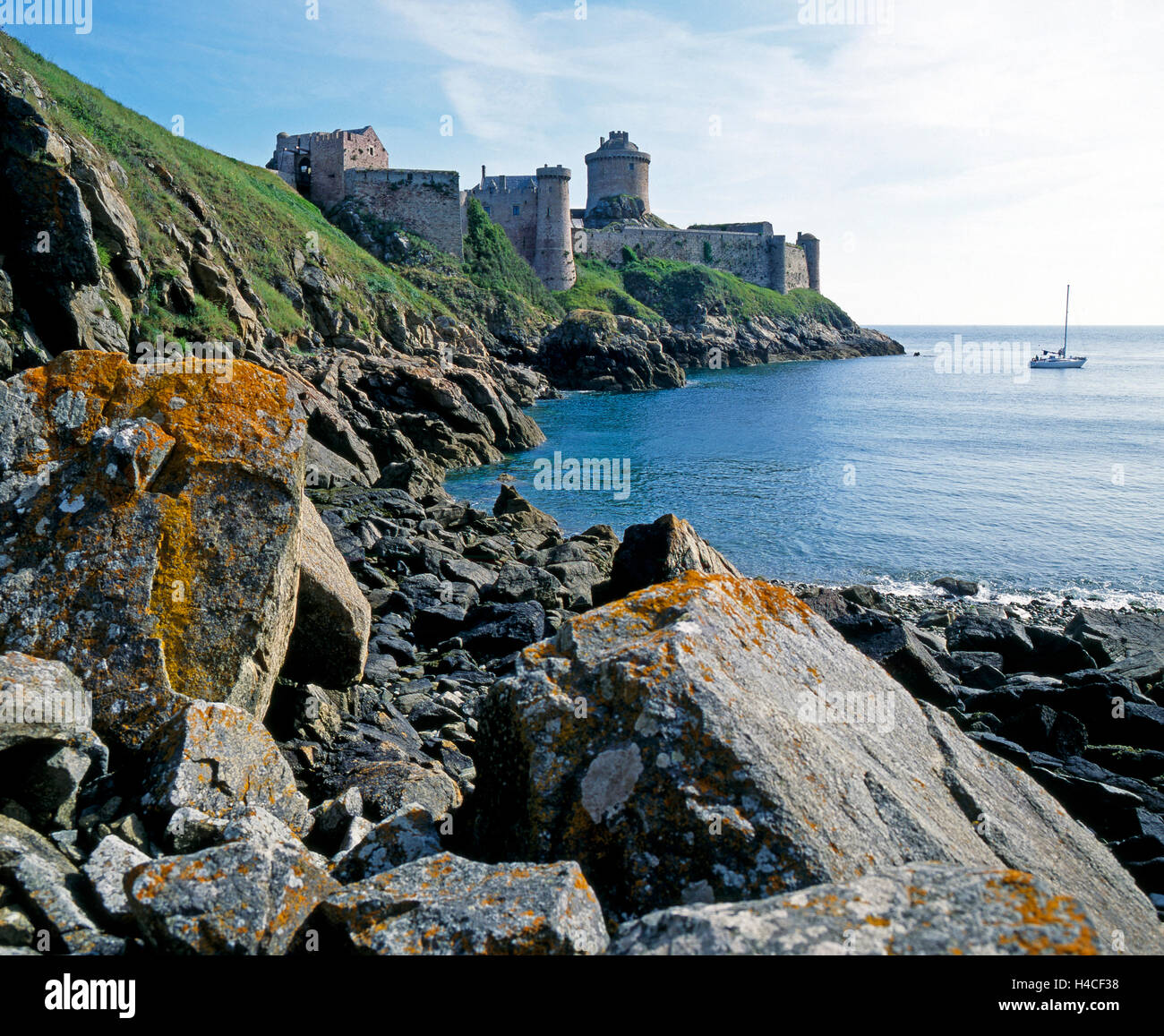 Fort-la-Latte, castello medievale, Baia Anse des Sevignes, Bretagna, del secolo XIV, di colore rosa di granito, paesaggi fantastici, molti film Foto Stock