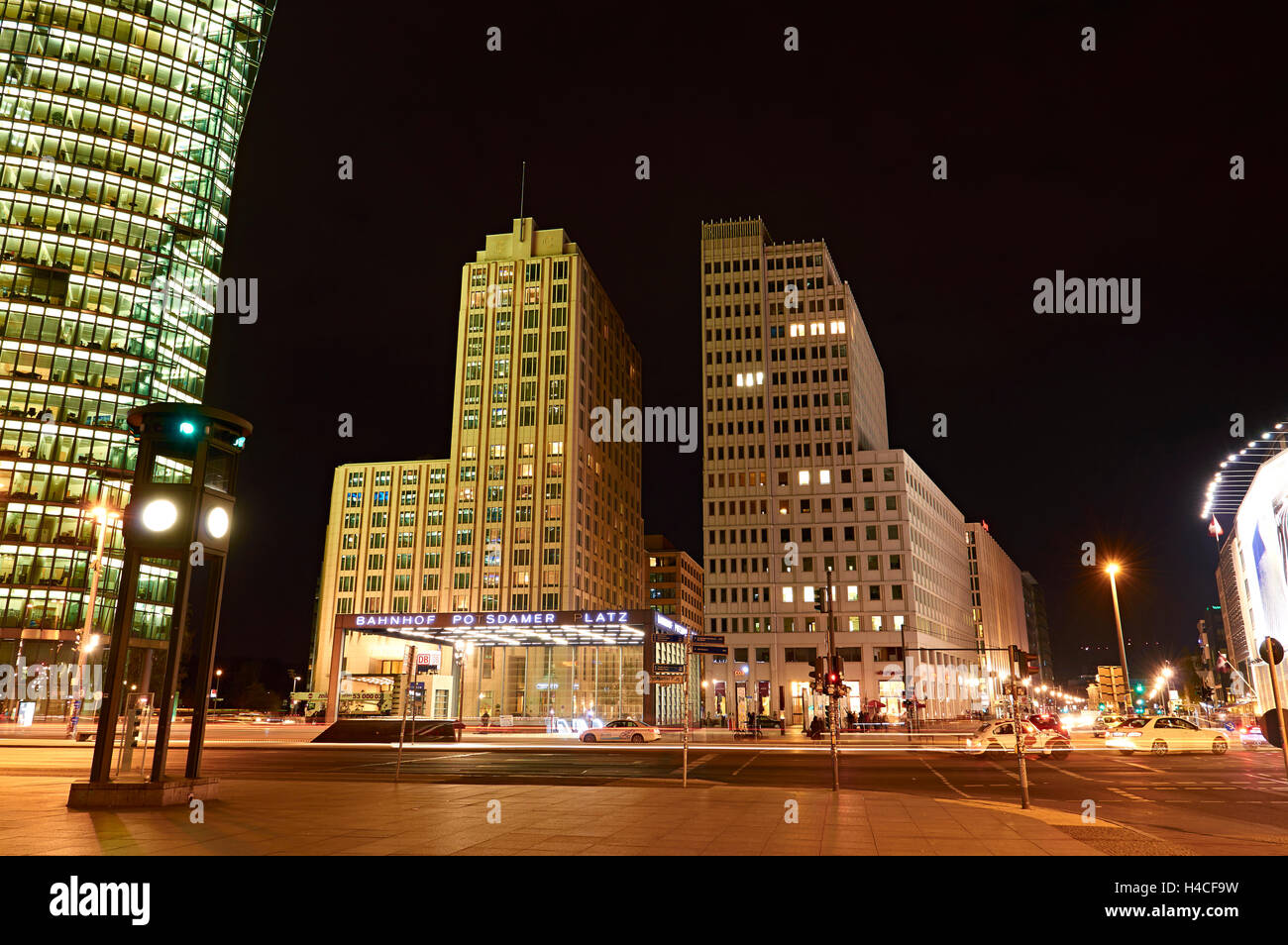 Germania, Berlino, Potsdamer Platz, Beisheim Center, notte Foto Stock