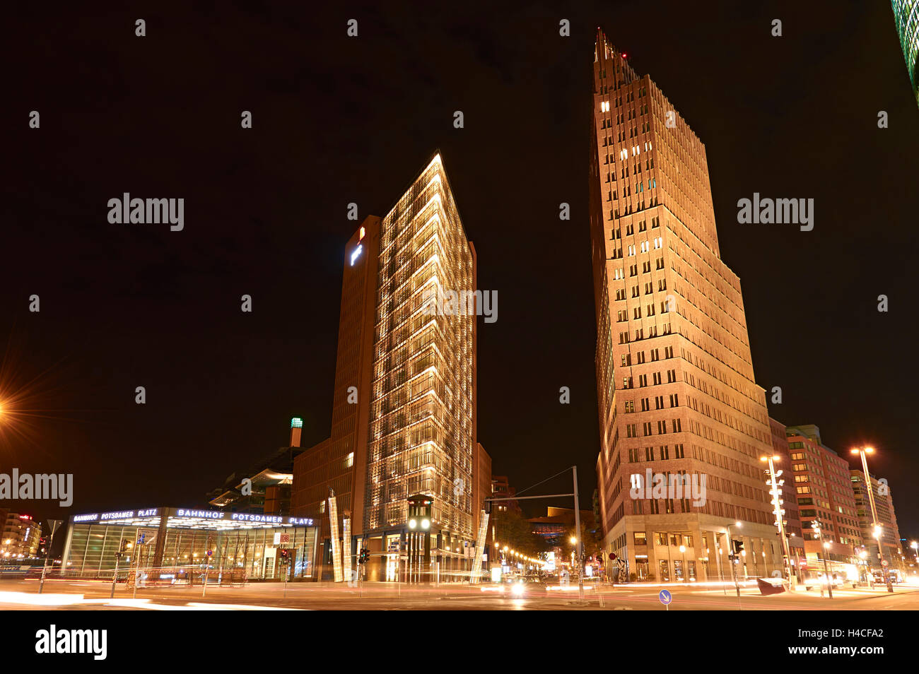 Germania, Berlino, Potsdamer Platz, la stazione della metropolitana e del treno urbano, stazione di notte Foto Stock