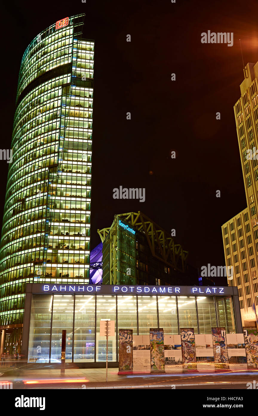 Germania, Berlino, Potsdamer Platz, Bahn Tower, notte Foto Stock