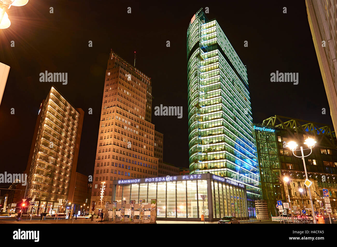 Germania, Berlino, Potsdamer Platz, Bahn Tower, notte Foto Stock