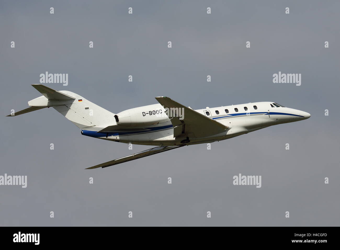 Cessna 750 Citazione X D-BOOC uscire dall'Aeroporto London Luton, Regno Unito Foto Stock