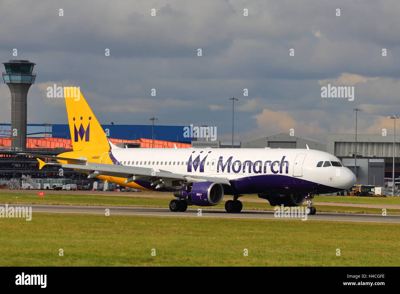 La Monarch Airlines Airbus A320-200 G-ZBAT arrivando all'Aeroporto London Luton, Regno Unito Foto Stock