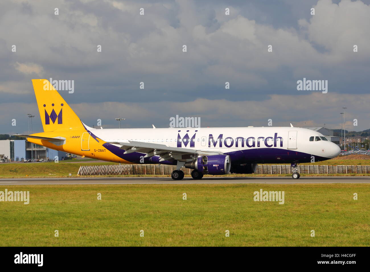 La Monarch Airlines Airbus A320-200 G-ZBAT arrivando all'Aeroporto London Luton, Regno Unito Foto Stock