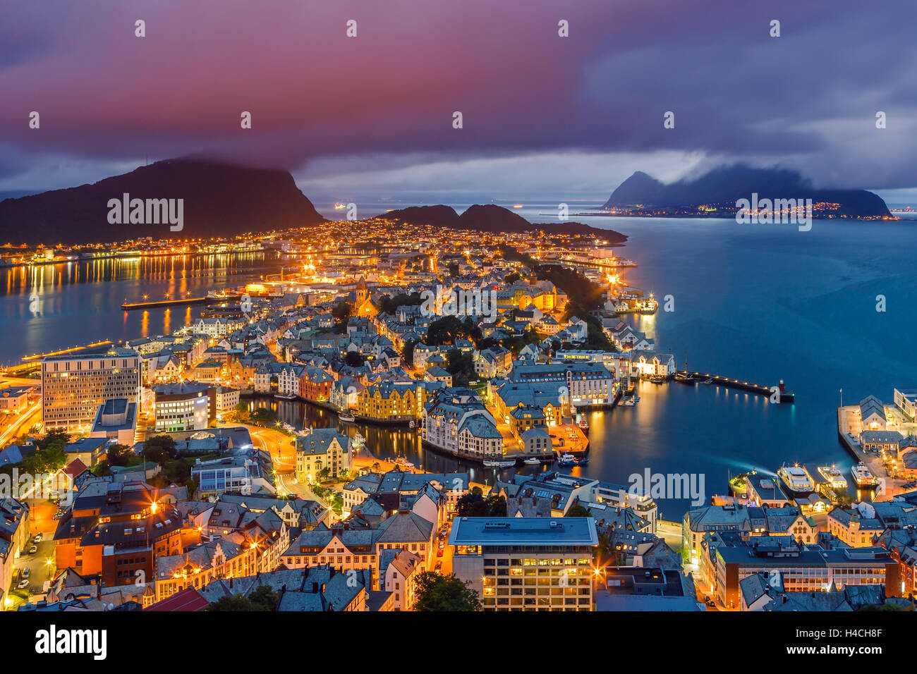 Alesund è una città e un comune nelle contee di Møre og Romsdal sulla costa occidentale della Norvegia. Foto Stock