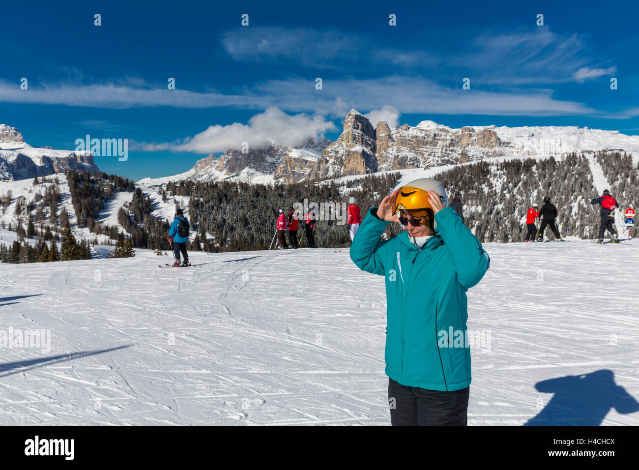 56 anni di vecchia donna è seduto il casco da sci, regione sciistica di Alta Badia, Sassongher, 2665 m, Sud Tirolo, Alto Adige, Dolomiti, Italia, Europa Foto Stock