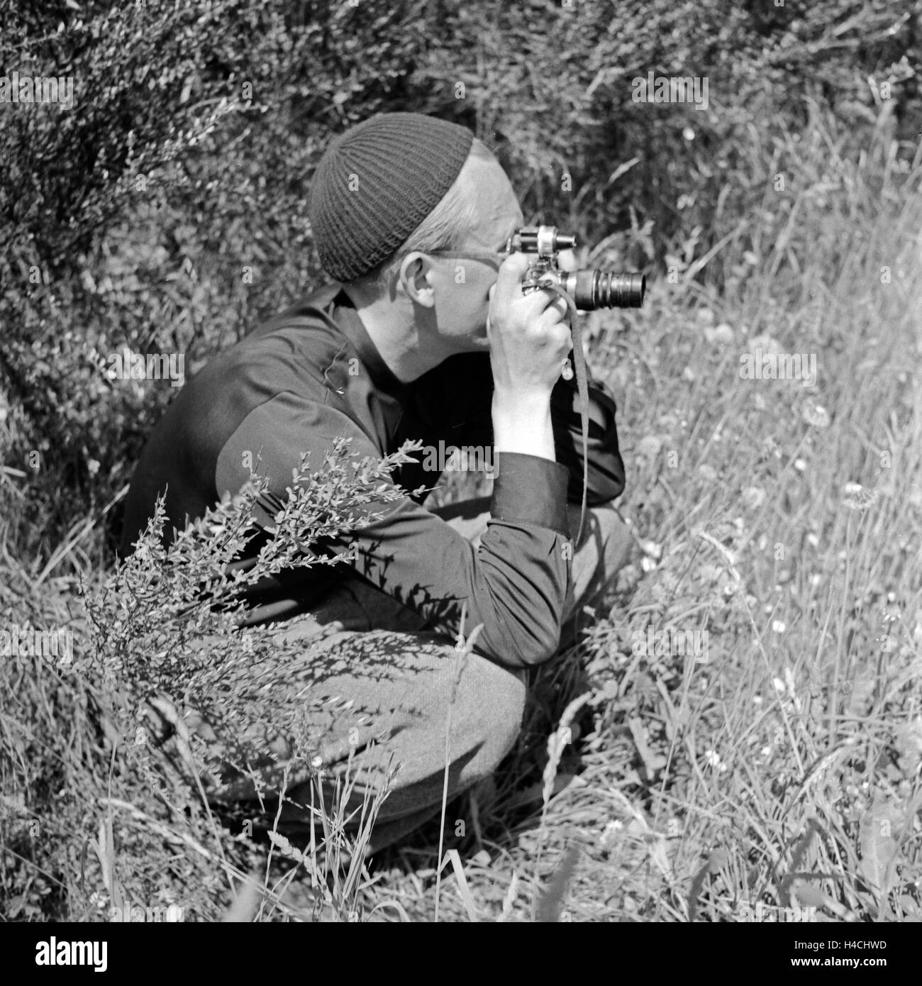 Der Fotograf Karl Heinrich Lämmel bei der Arbeit, Deutschland 1930er Jahre. Fotografo tedesco Karl Heinrich Laemmel al lavoro, Germania 1930s. Foto Stock