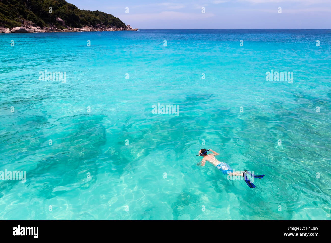 Snorkeller nuoto nella incontaminata turchese chiaro mare tropicale acqua su Paradise Island Foto Stock