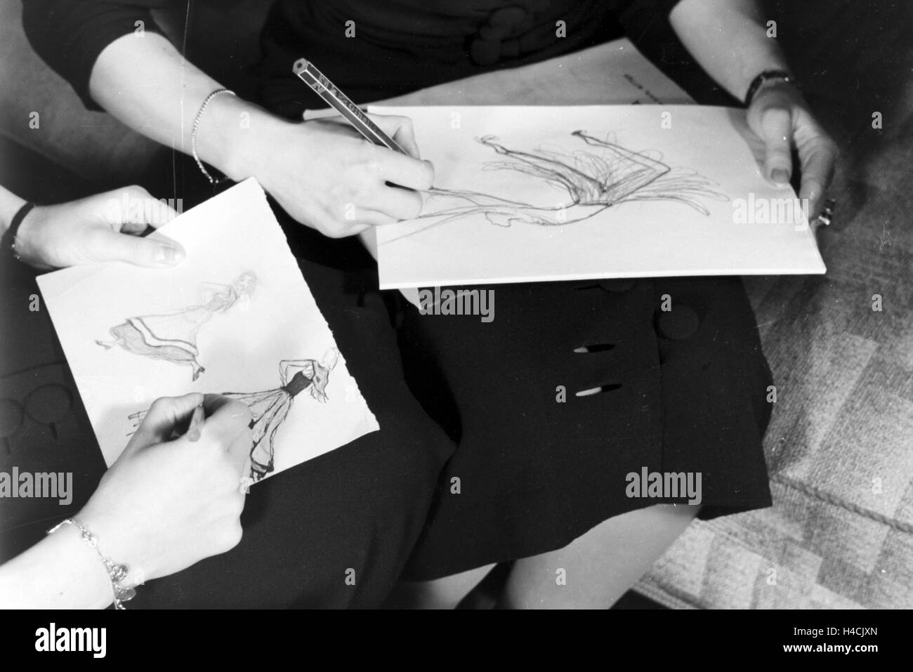 Die Geschwister Hedi und Margot Höpfner zeichnen, Deutschland 1930er Jahre. Suor duo Hedi e Margot Hoepfner disegno, Germania 1930 Foto Stock