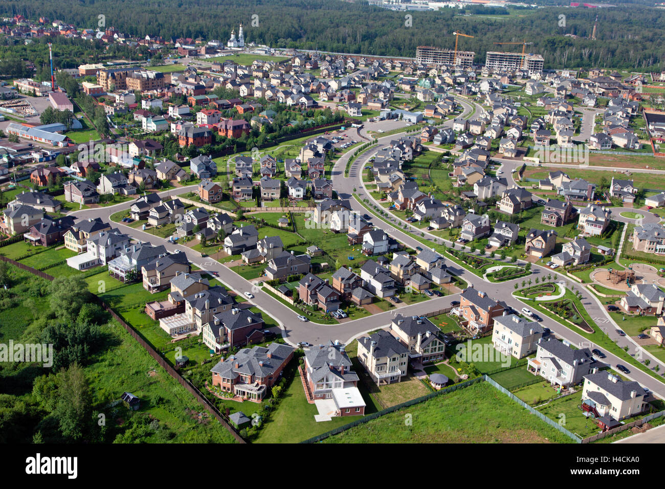 Vista dall'alto di nuove case a schiera in una zona residenziale di una città Foto Stock