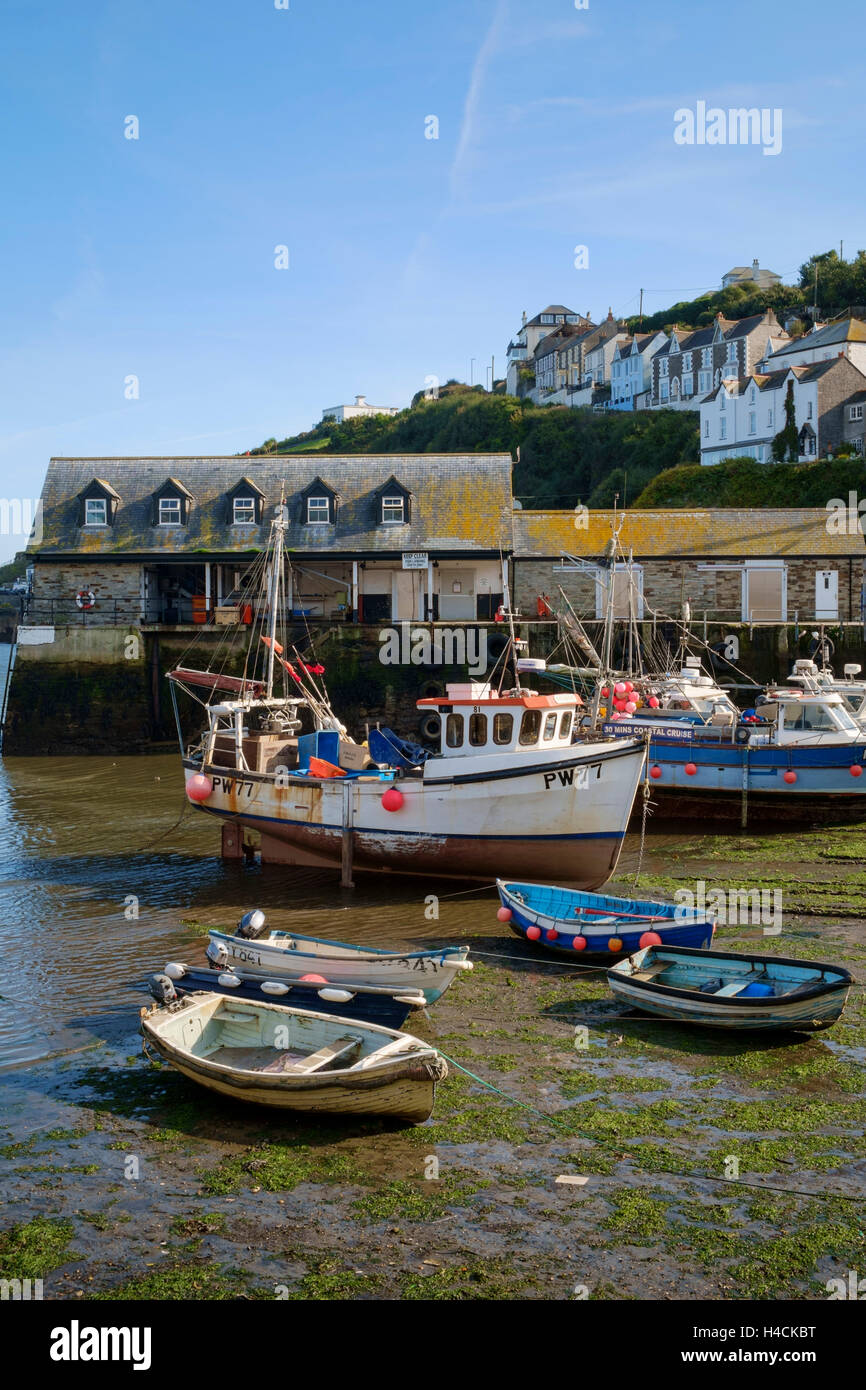 Piccolo porto nel Regno Unito con barche da pesca a Mevagissey, Cornovaglia, Inghilterra Foto Stock