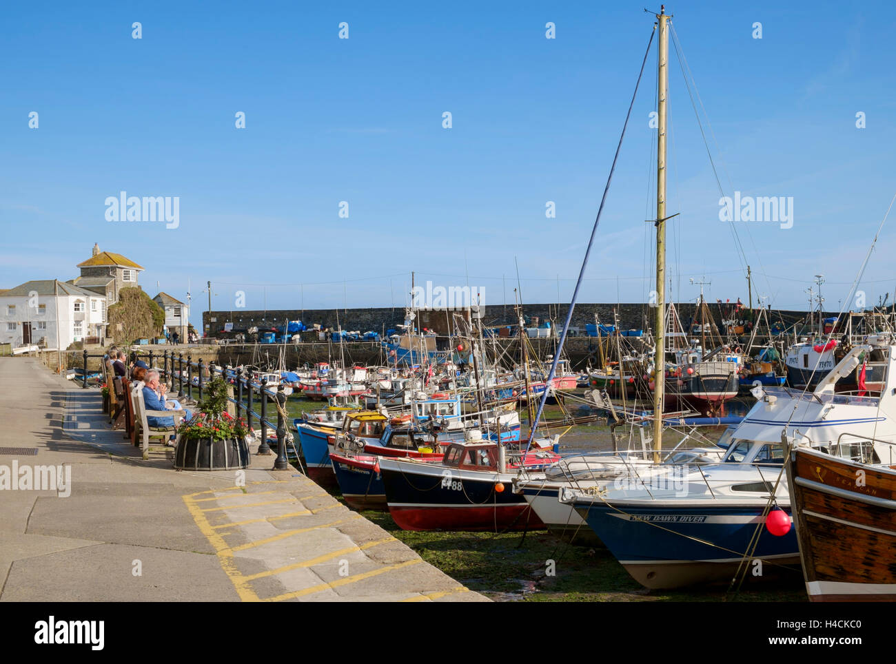 I turisti sulla banchina del porto a porto Mevagissey & porto di pesca, Cornwall, England, Regno Unito Foto Stock