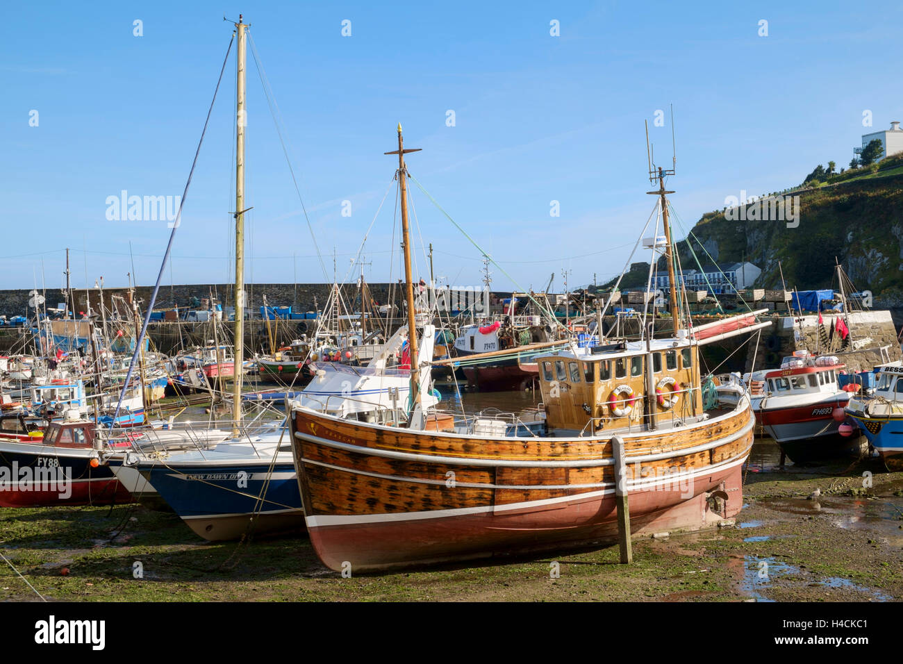 Mevagissey harbour con vecchie barche da pesca a Mevagissey, Cornwall, Regno Unito Foto Stock