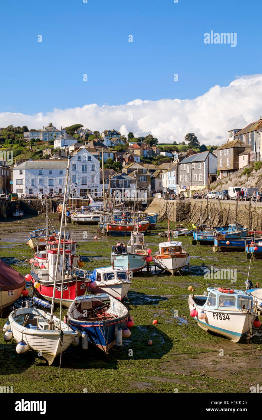 Mevagissey porto con barche da pesca a bassa marea, Cornwall, Regno Unito Foto Stock