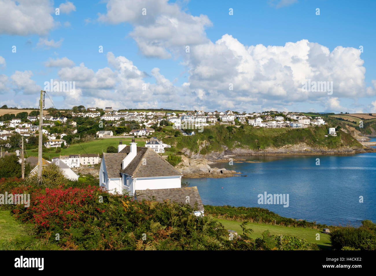 Cornovaglia, Regno Unito - Vista dal South West Coast Path attraverso il villaggio di Portmellon guardando verso Mevagissey, Inghilterra Foto Stock